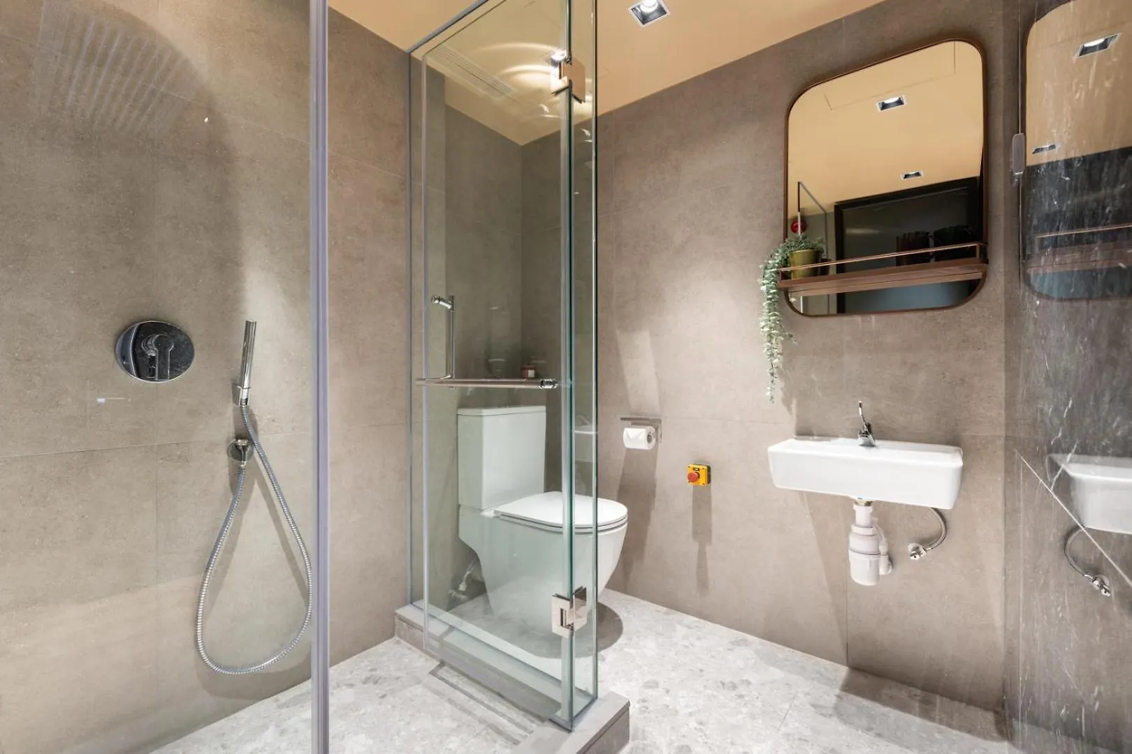 Hotel Dash Living On Prat Hong Kong